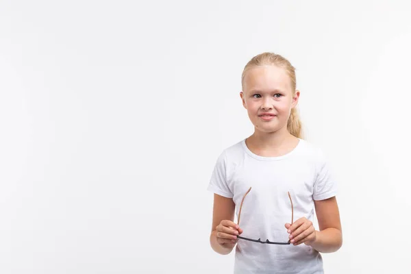 Schöne Kind Mädchen mit Brille auf weißem Hintergrund mit Kopierraum — Stockfoto