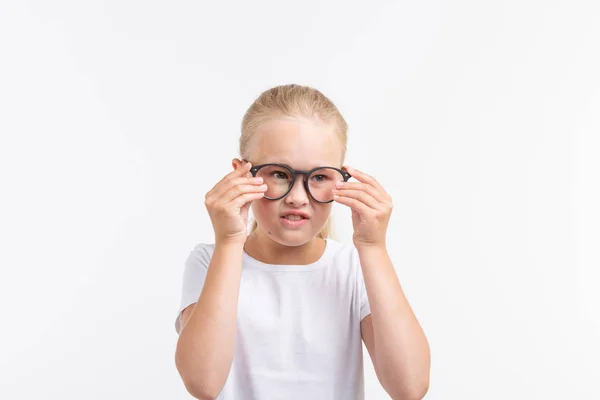 Bella bambina con gli occhiali isolati su bianco — Foto Stock