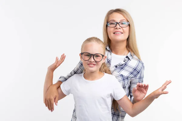 Retrato de mãe e filha com óculos sobre fundo branco — Fotografia de Stock