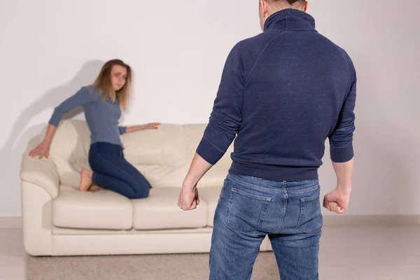 Alcoólatra, violência doméstica e abuso conceito - homem fica bêbado em casa e leva sua raiva de sua esposa — Fotografia de Stock