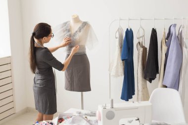 Terzi, terzi, moda ve showroom konsept - Tekstil dikiş elbise için çalışan yetenekli kadın terzi portresi