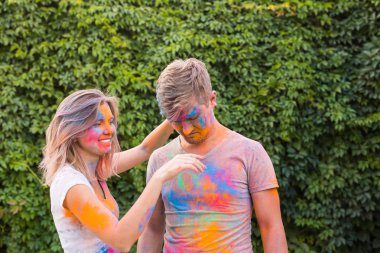 Dostluk, festival Holi - holi Festivali genç adamın kirli t-shirt ile genç kadın oyun