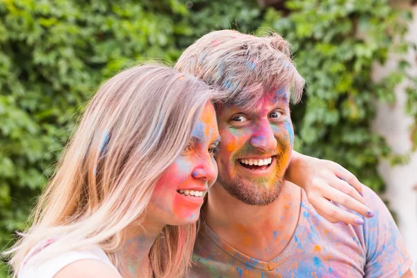 节日霍利, 人们的概念-年轻夫妇拿着五颜六色的脏衣服自拍 — 图库照片