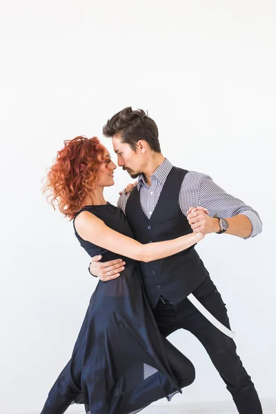 Dança social, bachata, kizomba, tango, salsa, conceito de pessoas - Casal jovem dançando sobre fundo branco — Fotografia de Stock