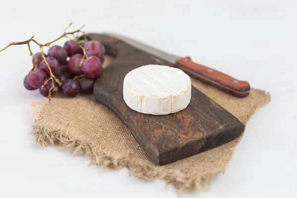 Kaas brie met op rustieke houten bord — Stockfoto