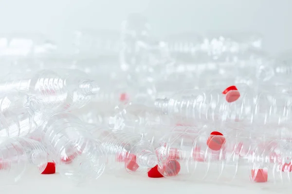 Desastre ambiental, problemas ecológicos y plástico reciclable: muchas botellas y bolsas de plástico se convierten en basura innecesaria — Foto de Stock