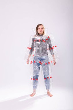 Susuz hasta kadın plastik şişelerde elbiseyle duruyor. Çevre kirliliği sorunu. Doğaçöp çevre koruma konsepti durdurun