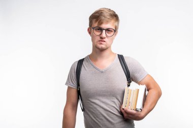 Gri t-shirt holding kitaplar onun elinde kişi, bilgi ve eğitim kavramı - bir öğrenci adam portresi giymiş