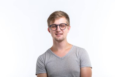 Geek, eğitim, insanlar kavramı - beyaz arka plan görünüyor sanki bir inek gibi genç adam