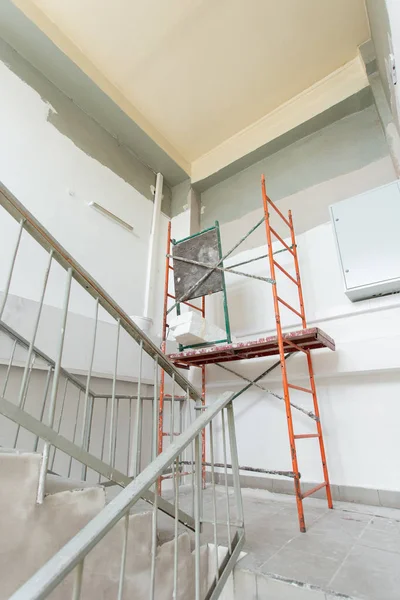 Комната с лестницами во время ремонта, реконструкции и строительства — стоковое фото