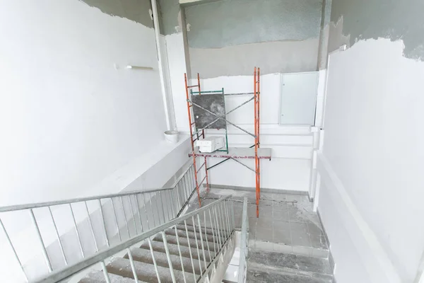 Rum med stegar under renovering, ombyggnad och byggnation — Stockfoto