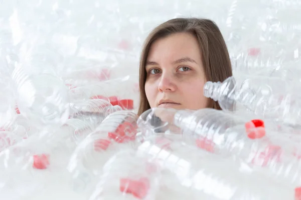 環境保護、人とリサイクル可能なプラスチックの概念 - 山のペットボトルに座って環境災害に関係する疲れた女性 — ストック写真