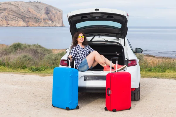 Cesty, dovolené, dovolené a lidé koncept - šťastný smích žena bude cestovat autem s dvěma obrovské kufry — Stock fotografie