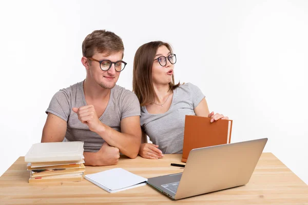 Nerds, Studium, People-Konzept - ein paar Leute schauen auf den Laptop und wirken überrascht — Stockfoto