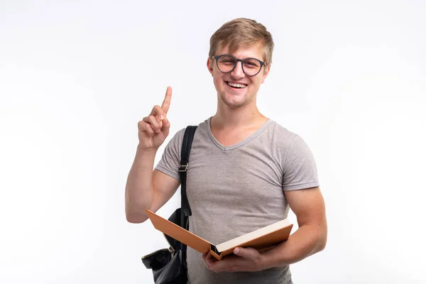 Educação, universidade, ideia e conceito de pessoas - estudante com livro mostrando o dedo para cima em fundo branco — Fotografia de Stock