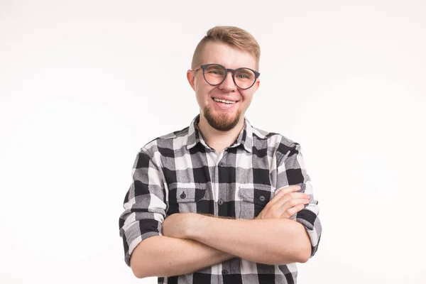 Gente, nerd y concepto de educación - Sonriente estudiante guapo en camisa a cuadros, brazos cruzados, sobre fondo blanco —  Fotos de Stock