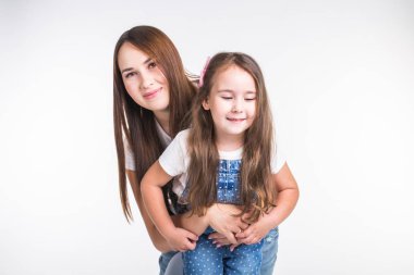 Aile, çocuk ve annelik kavramı - genç anne ve genç kızı birlikte izole beyaz arka plan üzerinde zaman harcamak