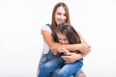 Ebeveynlik, Aile ve çocuk kavram - bir anne ve bebek kız portre var eğlenceli ve beyaz arka plan üzerinde gülümseyen