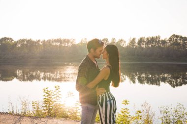 Aşk, romantik ve doğa kavramı - göl kenarında sarılma genç çift