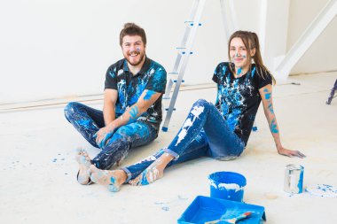 Kişi, yenileme ve iç kavramı - beyaz üzerinde oturan genç çift kat ve eğlenceli at break