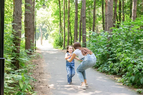 家庭、自然和人的概念--母女俩在森林里散步 — 图库照片
