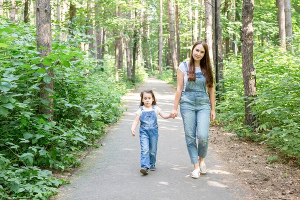 Család és a természet koncepció - nyári park séta a gyönyörű nő és gyermek lány portréja — Stock Fotó