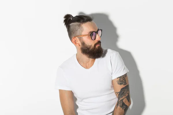 Beauty, fashion and people concept - Hipster man dengan jenggot berpose di atas latar belakang putih — Stok Foto