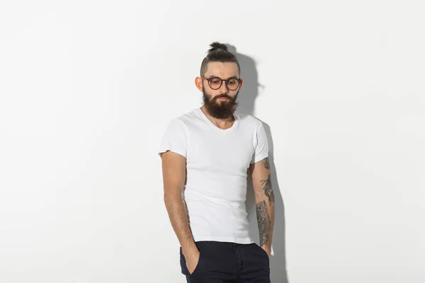 Conceito de beleza, moda e pessoas - Homem legal com barba posando sobre fundo branco com espaço de cópia — Fotografia de Stock