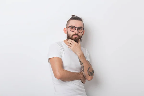 Hipster, concepto de la gente - hipster tipo con gafas con los brazos cruzados sobre un fondo blanco —  Fotos de Stock