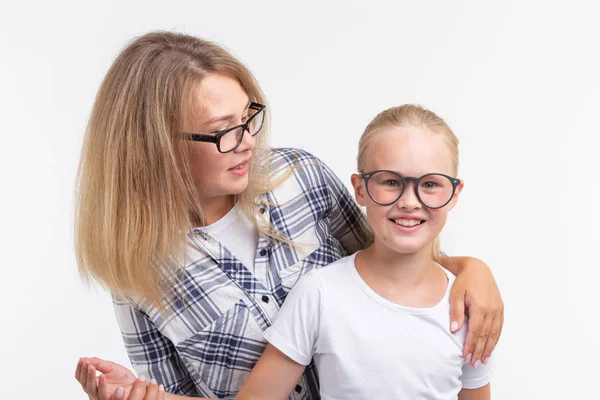 Feliz joven madre y niño riendo en gafas de moda divertirse sobre fondo blanco —  Fotos de Stock