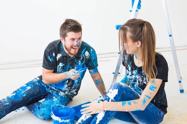 Personnes, redécoration et concept de relation - Jeune couple drôle faisant la rénovation dans un nouvel appartement et amusez-vous à la pause — Photo