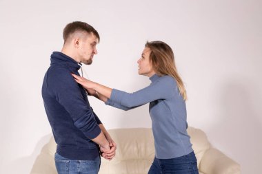 İnsanlar ve kötüye kavramı - şiddete karşı kadın portresi