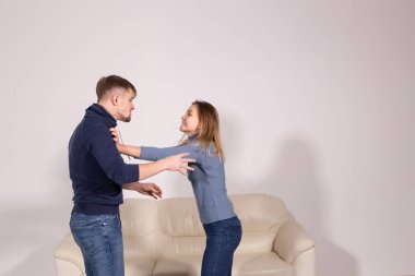 insanlar, şiddet ve istismar kavramı - agresif delikanlı sevgilisini koluna isabet