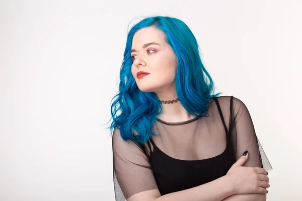 Люди і концепція моди - Молода жінка з курцем і синім волоссям позує на білому тлі — стокове фото