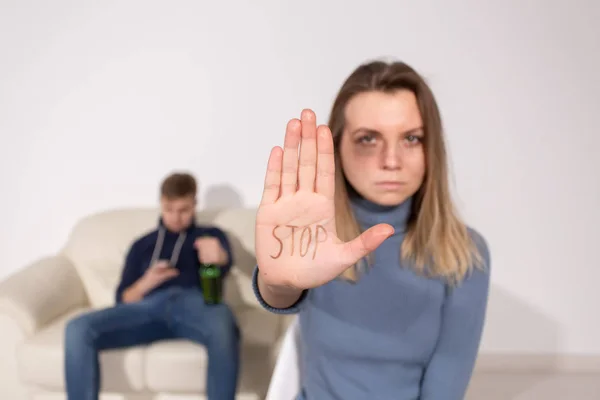 Alcoholismo, abuso y concepto de problema - Mujer triste muestra señal de stop, detener la violencia doméstica — Foto de Stock