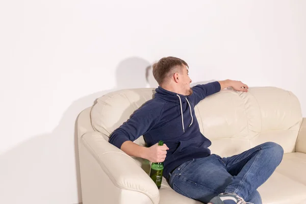 Depression och alkoholism koncept-aggressiv manlig alkoholist sittande på soffan — Stockfoto