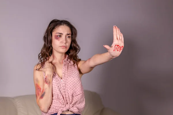 Zneužívání, domácí násilí, protestuje a lidé koncept - Stop násilí na ženách — Stock fotografie