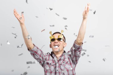 İnsanlar, tatil ve parti kavramı - konfeti ile beyaz arka plan üzerinde ekose gömlekli Cool adam