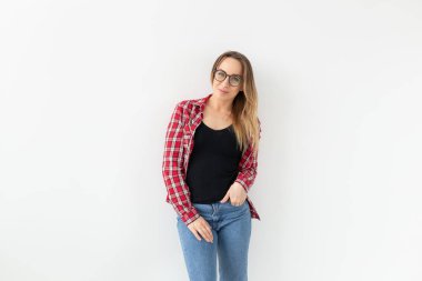 insanlar, güzellik ve moda kavramı - poz ve beyaz arka plan üzerinde gülümseyen moda gözlüklü genç kadın