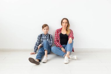 Anneler günü, çocuk ve aile kavramı - güzel kadın ve oğlu beyaz arka plan üzerinde