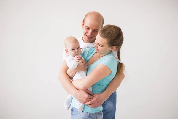 Concepto de familia, padres e hijos - Retrato de una familia feliz con su hija sobre fondo blanco — Foto de Stock