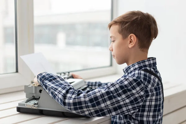 Día Mundial del concepto de escritor - Boy cambia el papel en la máquina de escribir —  Fotos de Stock