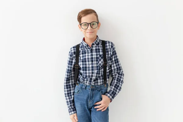 청소년, 어린이 패션 개념-흰색 배경 위에 포즈 격자 무늬 셔츠 입은 아이 — 스톡 사진
