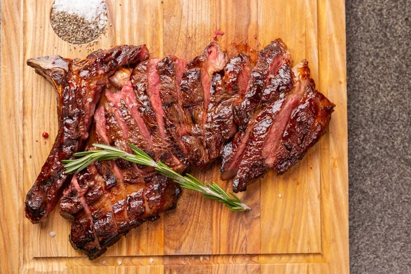 Eten, heerlijk, paard vlees en ambachtelijke concept - serveren gegrilde biefstuk — Stockfoto