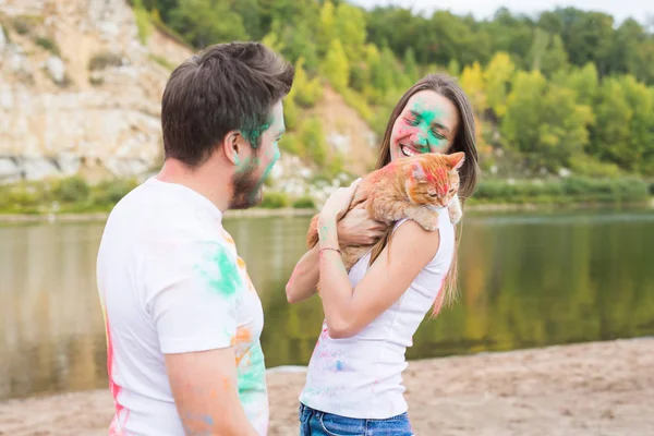 애완 동물, 여름, 축제 holi 관광과 자연 개념-자연 배경에서 고양이 함께 재미 있는 남녀 — 스톡 사진