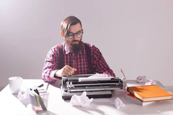 Gente, estilo retro y concepto de tecnología - Vista de alto ángulo de la escritora barbuda en camisa a cuadros con máquina de escribir — Foto de Stock