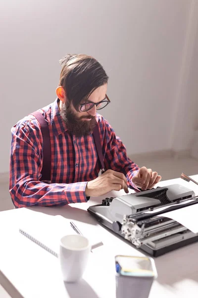 Concepto de personas, periodistas y tecnología - Writer está trabajando en un nuevo libro — Foto de Stock