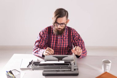 İnsan ve teknoloji kavramı - gri arka plan üzerinde yazarak ekose gömlekli sakallı adam portresi