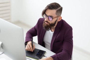 İnsan ve teknoloji kavram - bir şey üzerinde grafik tablet çizim bir sanatçının düşük açılı görünüş