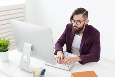 Illustrator uygulaması, tasarım ve stil kavramı - grafik tasarımcı tablet bilgisayarda çalışarak yeni Proje çizimi
